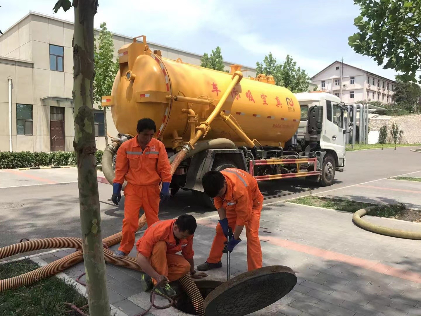 农安管道疏通车停在窨井附近