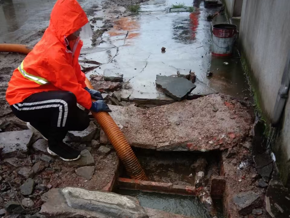 农安专业清理污水池 炜誉市政以规范流程守护城市 “肠道”