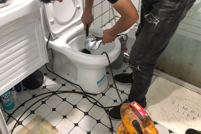 农安马桶堵塞自己疏通还是找师傅?专业上门服务让你省时更省心